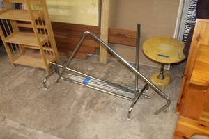 lot 400 image: Metal Clothes Rack