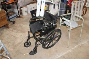 lot 401 image: Drive Cruiser III Wheelchair