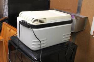 lot 426 image: Igloo Plentikool 12VDC Car Cooler
