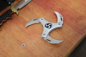 lot 488 image: Folding Ninja Star Knife