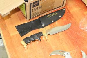 lot 489 image: Jin Stainless Steel 10 Hunting Knife with Sheath