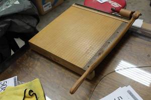 lot 522 image: Paper Cutter