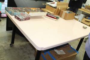 lot 525 image: Table on wheels