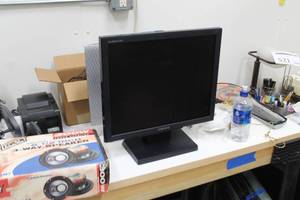 lot 526 image: Lot of (2) Computer Monitors  - 19 Samsung Sync Master 930B, 15 Magnavox HDTV