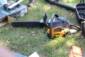 lot 267 image: Poulan Pro 42cc 18 Chainsaw  with Case and Chain Guard