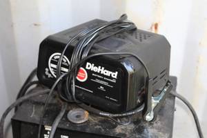 lot 273 image: Sears Diehard Battery Charger 12V 6A Fully Automatic