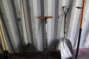 lot 279 image: Lot of (3) Yard Tools  - Scoop Shovel, Leaf Rake, Cultivator