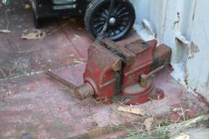 lot 285 image: Bench Vise Red 3-12 Grip