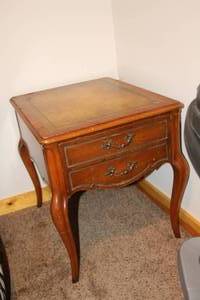 lot 323 image: Wood Bed Side Table 1-drawer