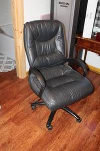lot 325 image: Rolling Office Arm Chair