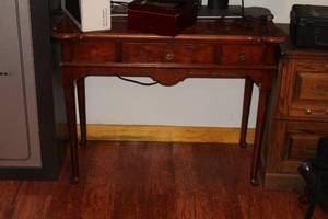 lot 326 image: Morganton Wood Desk 1-drawer