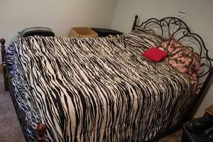 lot 352 image: Queen Bed 4-post  with Linens and Pillows