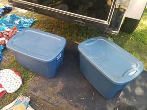 lot 452 image: Lot of (2) Sterilite Plastic Tote with Lid 18-Gallon