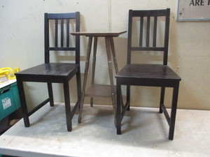 2 Chairs and table