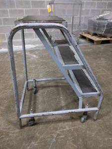 lot 102 image: Mobile 3 Step Ladder