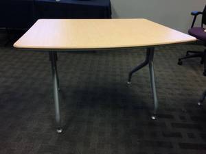 lot 150 image: WOW MSRP $4200 LOT OF 7 MODULAR CONFERENCE SEMINAR  TRAINING TABLES RECONFIGURABLE INTO MANY SHAPES INCLUDING BOARDROOM COLLABORATION MEETING BOAT SHAPED TABLE (SHOWN IN PICTURE) GREAT CONDITION 