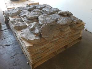 Greys Bay Stone Veneer Split-Face Flats Dark 100-sq.ft. (on pallet)