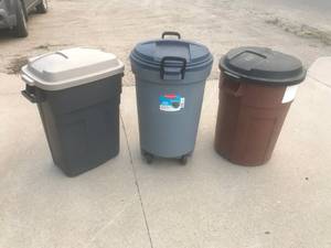 3 Trash Cans with Lids
