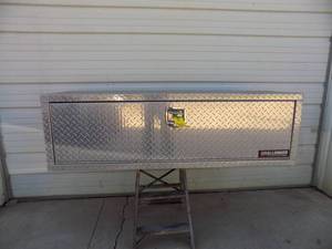 lot 1 image: Aluminum Tool Box Single Door