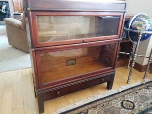 lot 62 image: Mahogany Barrister Book Case