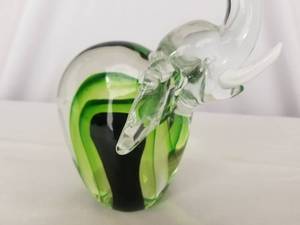 lot 6 image: Art Glass Elephant