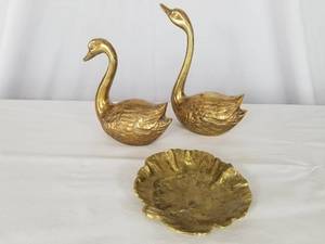 lot 19 image: Brass Swans and Geranium