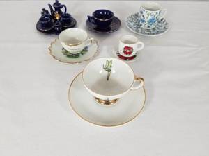 lot 22 image: Vintage Disney Teacup and More