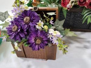 lot 87 image: 5 Artificial Plants