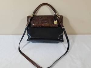 lot 110 image: Brahmin Purse