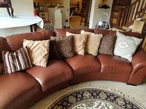 lot 132 image: 8 Throw Pillows