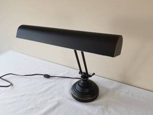 lot 140 image: Desk Lamp