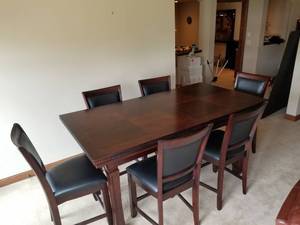 lot 141 image: Deluxe Gaming Table and Chairs