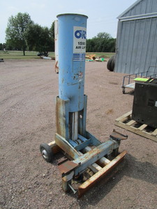 lot 2 image: OTC 1590 10 Ton Truck Bumper Jack