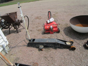 lot 3 image: Pneumatic 10 Ton Floor Jack