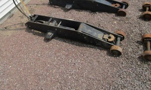 lot 5 image: Pneumatic 10 Ton Floor Jack
