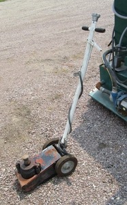 lot 8 image: Pneumatic 10 Ton Stubby Floor Jack