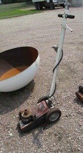lot 9 image: Pneumatic 10 Ton Stubby Floor Jack