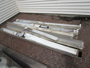 lot 15 image: 8 Foot Fluorescent Light Fixtures
