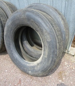 lot 18 image: (2) Dunlop 29575 R 22.5 Recap Truck Tires