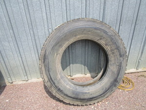 lot 23 image: Dayton 11 R 24.5 Recap Truck Tire