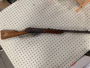 lot 6 image: Vintage Daisy Model B1000 BB Gun in Working Condition