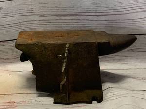 lot 8 image: Vintage Anvil (Heavy) 10  Wide