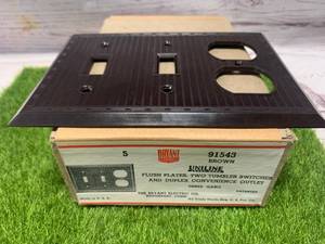 lot 31 image: A Lot of 5 Antique Bakelite Outlets