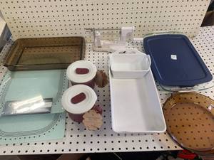 lot 90 image: Lot of Housewares