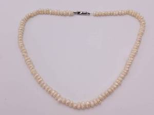 lot 43 image: Vintage Baby Tooth Ivory Pearl 18 Necklace