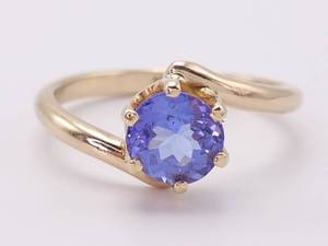 lot 48 image: Spectacular Bluebell Iolite Solitaire Estate Ring in 14k Yellow Gold