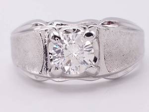 lot 59 image: Majestic Mid-Century Solitaire Estate Ring