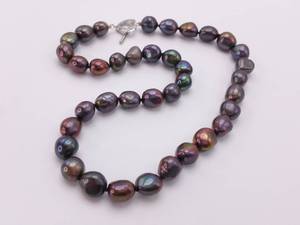 lot 40 image: Silky and Colorful Tahitian Pearl 17 Necklace