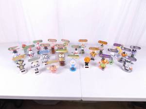 lot 32 image: Lot of NEW Solar Powered Dancing Figures