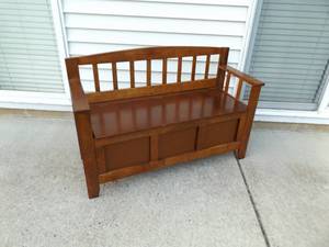 lot 49 image: Wood Entry Way Bench wStorage